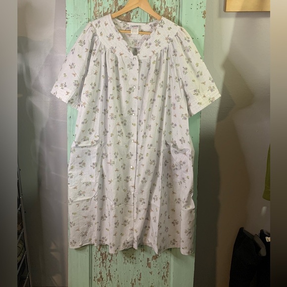 Women’s Honors Intimates size 3x white w floral pattern button down night gown - Picture 1 of 6
